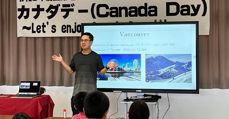 Image of Calvin Lee presenting to a group